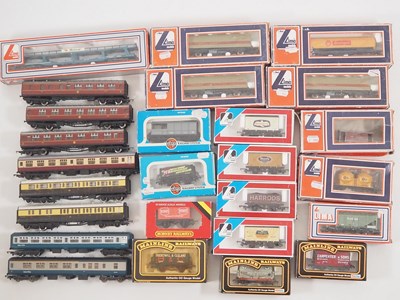 Lot 485 - A group of boxed and unboxed OO gauge rolling...