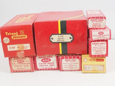 Lot 487 - A very large group of OO gauge model railways...