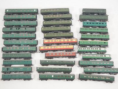 Lot 493 - A large group of unboxed OO gauge passenger...