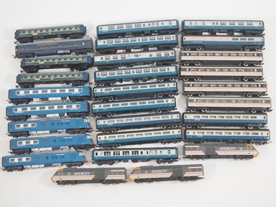 Lot 505 - A group of unboxed OO gauge passenger coaches...