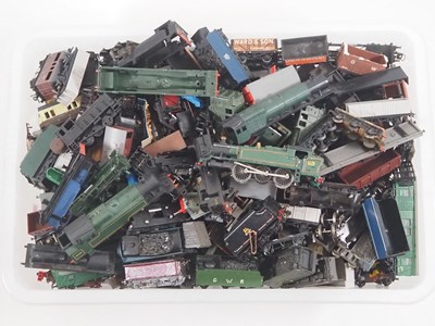 Lot 506 - A large crate of OO gauge locos and rolling...