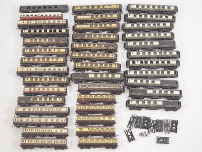 Lot 507 - A large group of OO gauge passenger coaches...