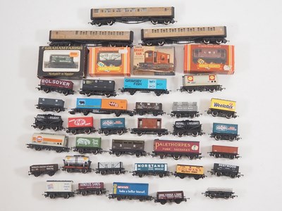 Lot 511 - A group of boxed and unboxed OO gauge wagons...