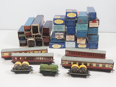 Lot 517 - A group of HORNBY DUBLO OO gauge 3-rail...