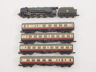 Lot 19 - A group of GRAHAM FARISH N gauge rolling stock...