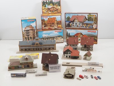 Lot 32 - A quantity of N gauge unbuilt plastic kits by...