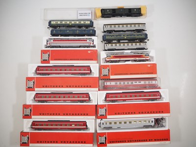 Lot 52 - A large group of HO gauge French outline...