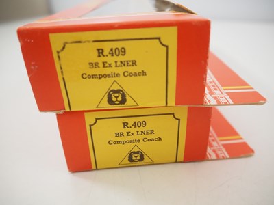 Lot 72 - A group of OO gauge passenger coaches by...