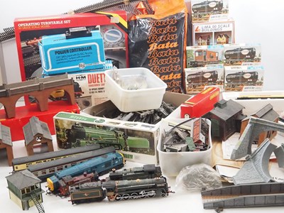 Lot 256 - A large group of OO gauge model railway...
