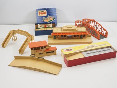 Lot 257 - A group of HORNBY DUBLO OO gauge buildings and...