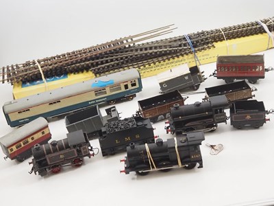 Lot 269 - A large group of O gauge items to include a...