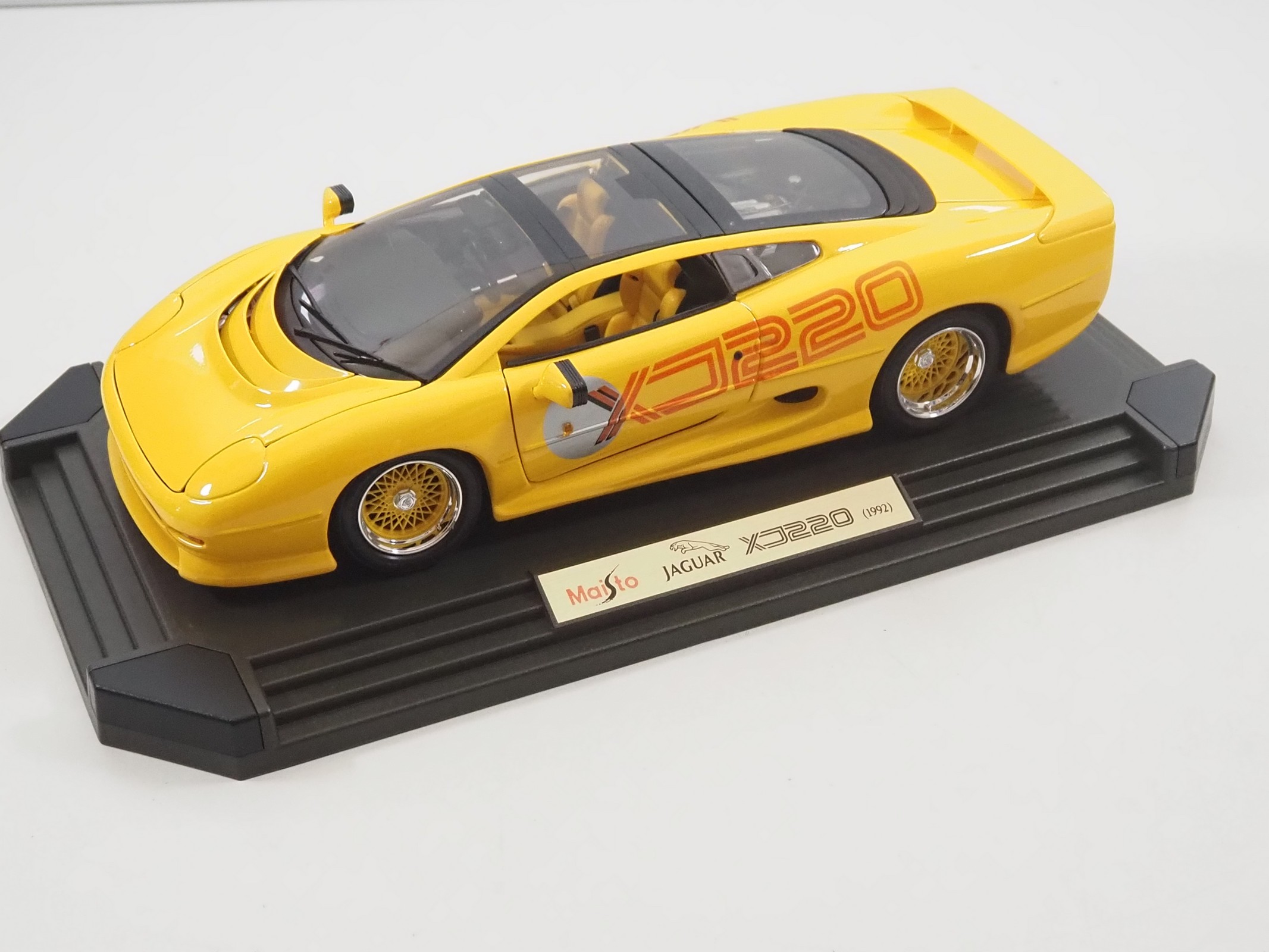 Lot 630 - A MAISTO 1:12 scale diecast Jaguar XJ220 car