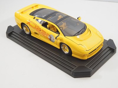 Lot 630 - A MAISTO 1:12 scale diecast Jaguar XJ220 car...