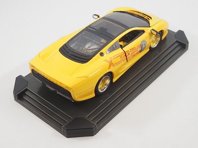 Lot 630 - A MAISTO 1:12 scale diecast Jaguar XJ220 car...