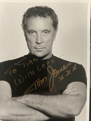 Lot 489 - A selection of male musician autographs mostly...