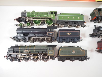 Lot 15 - A TRI-ANG HORNBY OO gauge RS606 Express Goods...