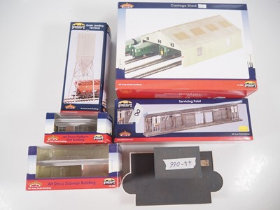 Lot 17 - A group of boxed BACHMANN Scenecraft OO gauge...