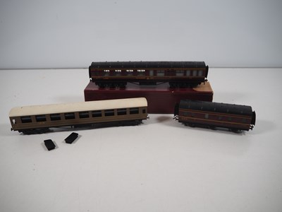 Lot 21 - A group of vintage OO gauge model railway...