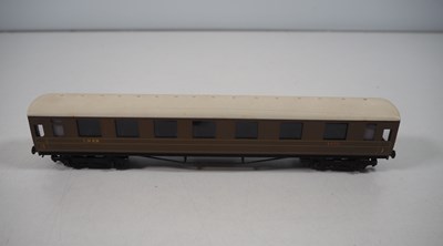 Lot 21 - A group of vintage OO gauge model railway...