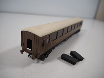 Lot 21 - A group of vintage OO gauge model railway...