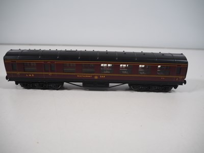 Lot 21 - A group of vintage OO gauge model railway...