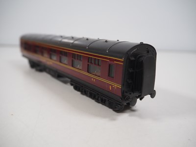 Lot 21 - A group of vintage OO gauge model railway...
