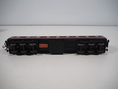 Lot 21 - A group of vintage OO gauge model railway...