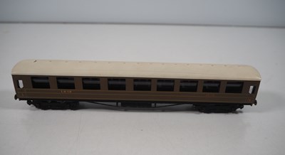 Lot 21 - A group of vintage OO gauge model railway...