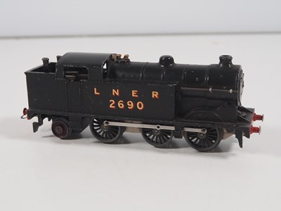 Lot 41 - A HORNBY DUBLO OO gauge clockwork pre-war...