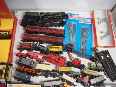 Lot 42 - A quantity of OO gauge boxed and unboxed...