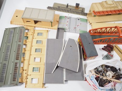 Lot 46 - A quantity of HORNBY DUBLO OO gauge buildings...