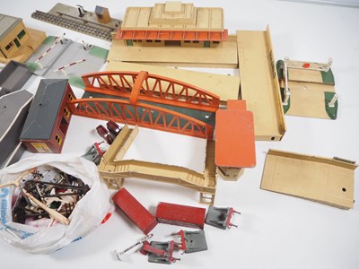 Lot 46 - A quantity of HORNBY DUBLO OO gauge buildings...