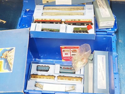 Lot 50 - A pair of HORNBY DUBLO OO gauge 3-rail train...