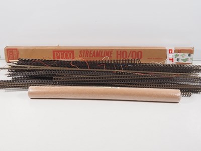 Lot 63 - A large quantity of OO gauge PECO streamline...