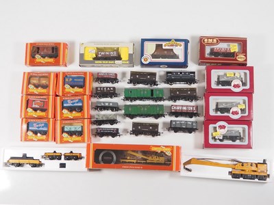 Lot 66 - A quantity of boxed and unboxed OO gauge...