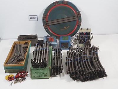 Lot 74 - A group of boxed and unboxed HORNBY O gauge...