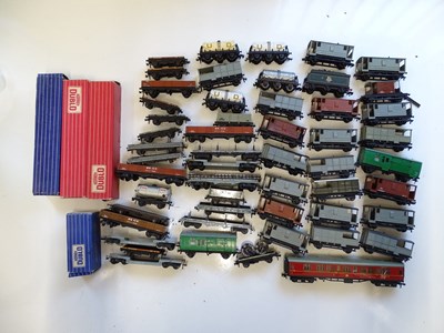 Lot 253 - A group of unboxed HORNBY DUBLO rolling stock...