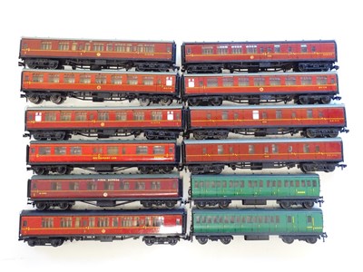 Lot 256 - A group of unboxed HORNBY DUBLO coaches - G...