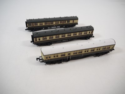 Lot 2 - A group of DAPOL N gauge passenger coaches and...