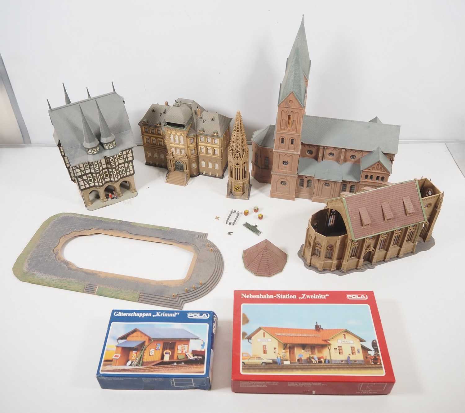 Lot 27 - A group of HO gauge kitbuilt plastic buildings...