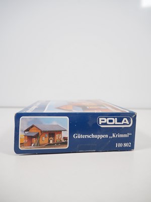 Lot 27 - A group of HO gauge kitbuilt plastic buildings...
