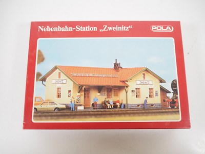 Lot 27 - A group of HO gauge kitbuilt plastic buildings...