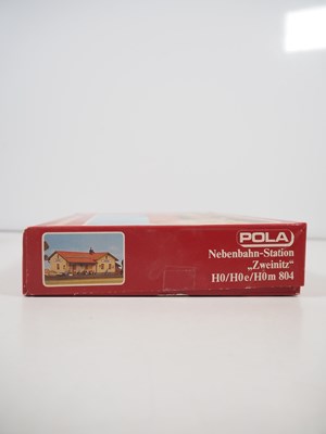 Lot 27 - A group of HO gauge kitbuilt plastic buildings...