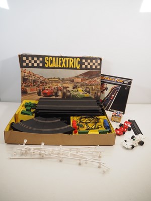 Lot 300 - A vintage SCALEXTRIC set, appears complete,...