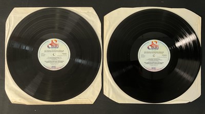 Lot 809 - An original STAR WARS (1977) soundtrack LP...
