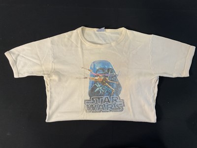 Lot 727 - STAR WARS fan club collectables and other...