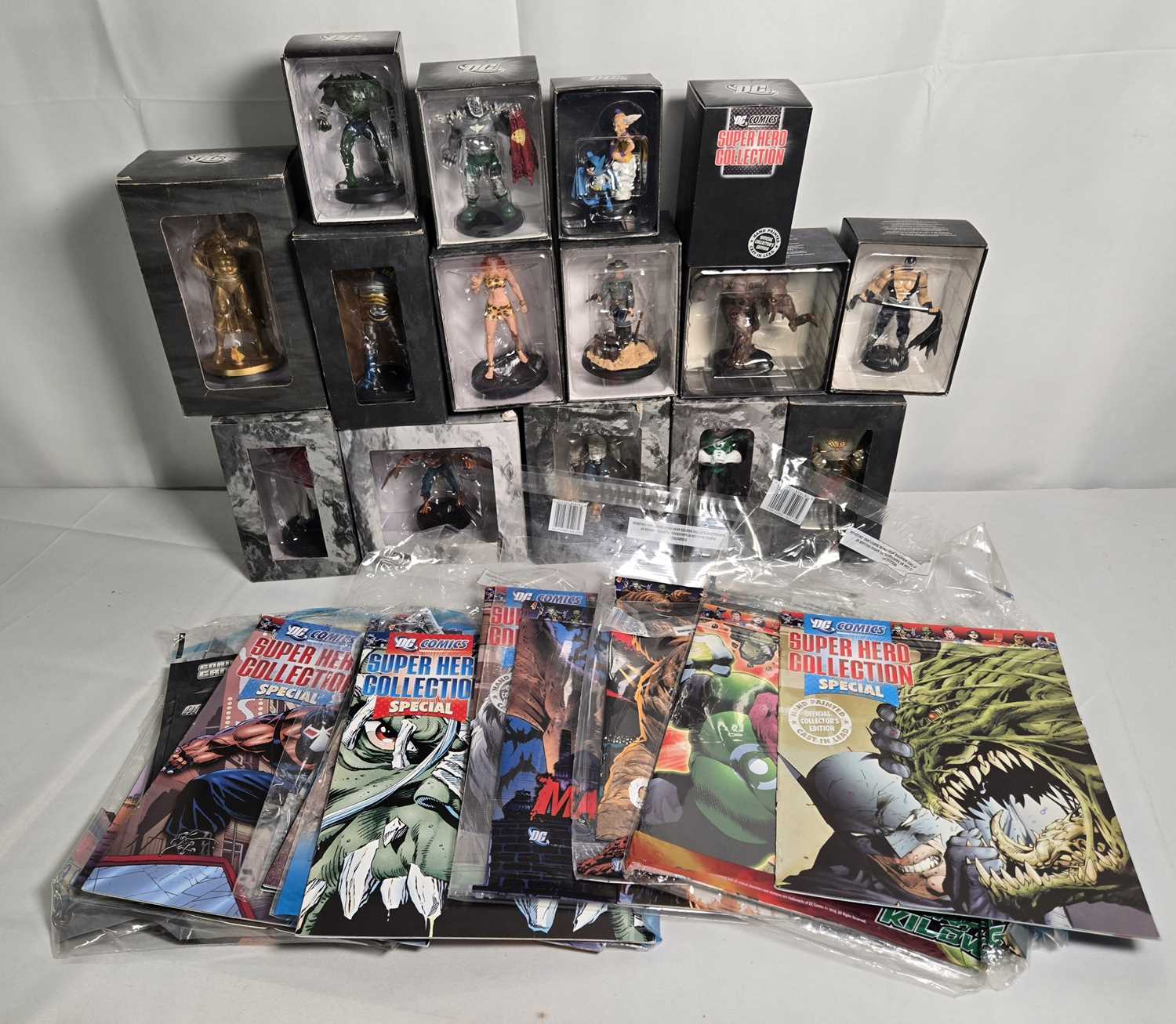 Lot 629 - A group of Eaglemoss DC figures comprising...