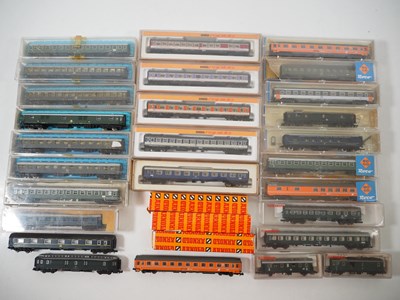 Lot 6 - A group of N gauge boxed and unboxed German...