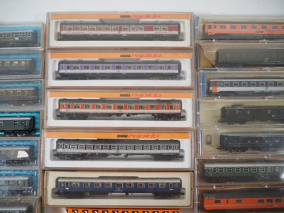 Lot 6 - A group of N gauge boxed and unboxed German...