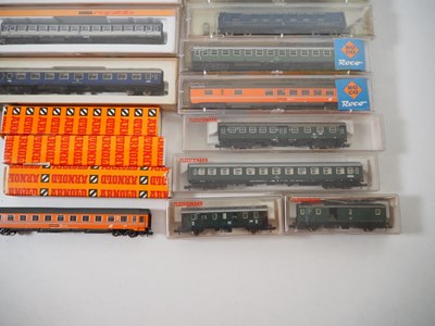 Lot 6 - A group of N gauge boxed and unboxed German...